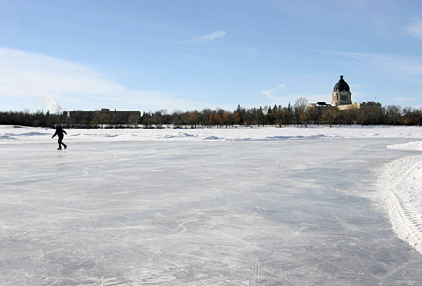 скейтерская на замороженный озеро васкана в regina - wascana lake стоковые фото и изображения