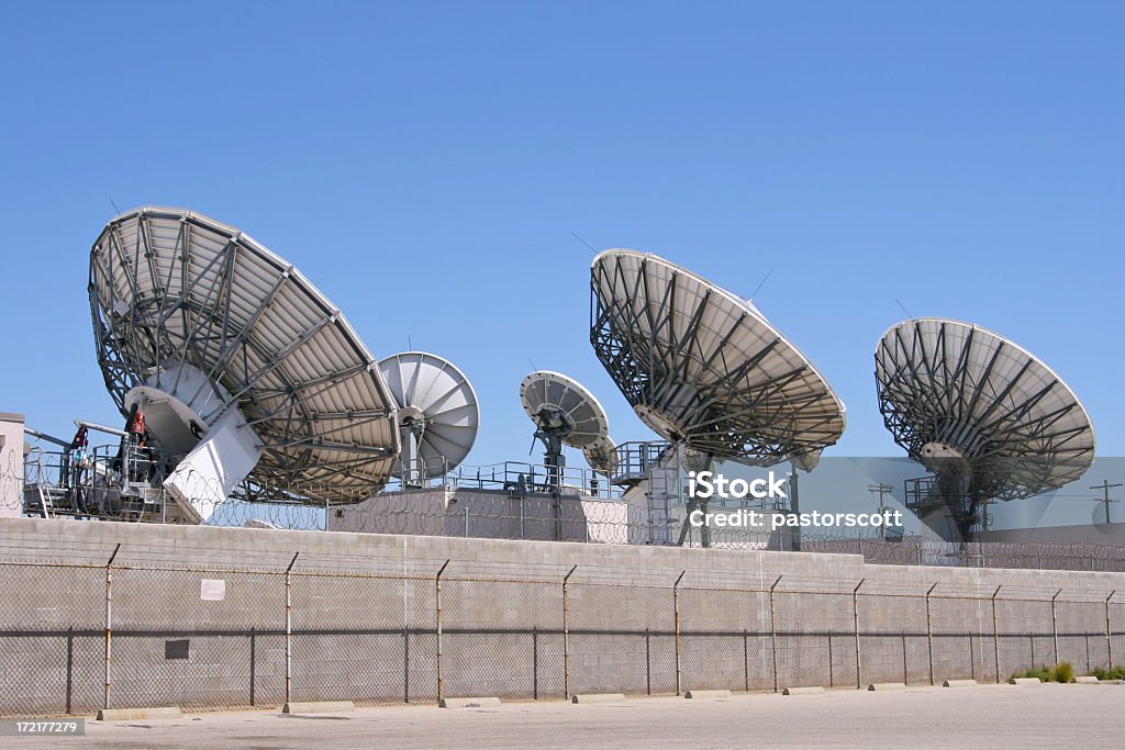 Muitos satélites - Foto de stock de Antena - Equipamento de telecomunicações royalty-free