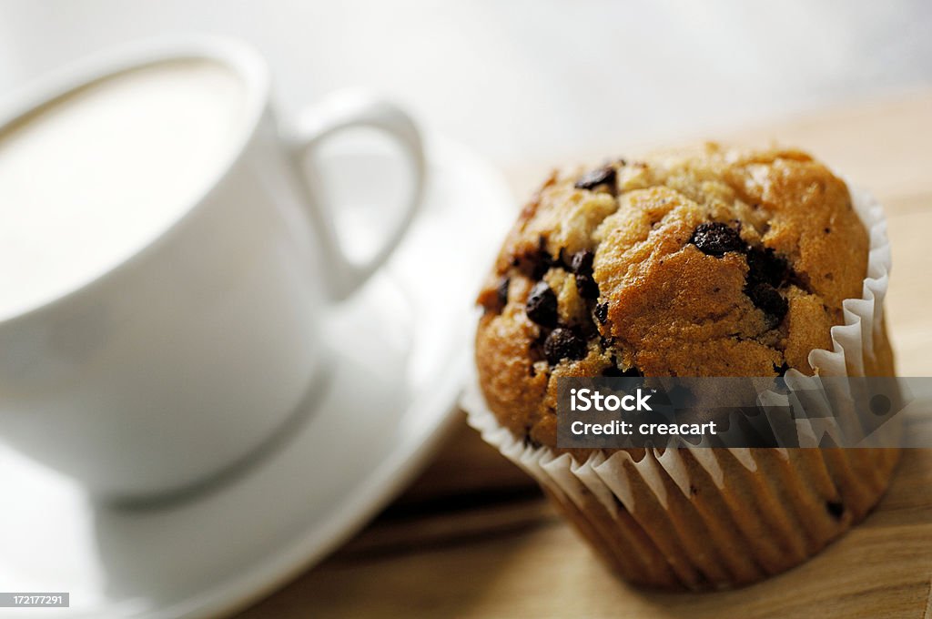Xícara de café com muffin com Pedaços de chocolate - Royalty-free Muffin Foto de stock
