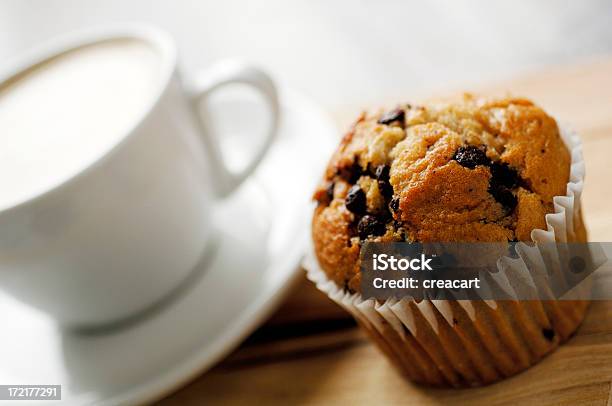 Xícara De Café Com Muffin Com Pedaços De Chocolate - Fotografias de stock e mais imagens de Muffin - Muffin, Café - Bebida, Muffin com Pedaços de Chocolate