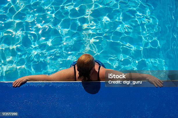 Sunbather En Piscina En Crucero Foto de stock y más banco de imágenes de Adulto - Adulto, Adulto maduro, Agua