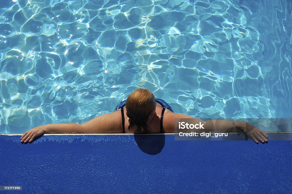 Sunbather na piscina de Cruzeiro - Royalty-free Adulto Foto de stock