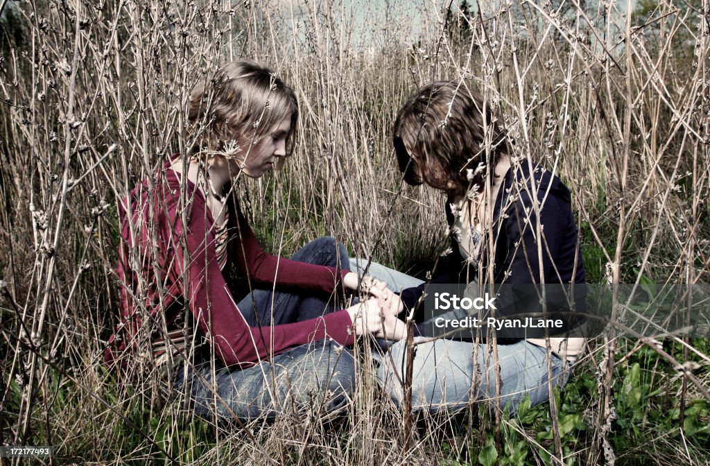 Dos mujer joven en un campo de medida - Foto de stock de Adorador libre de derechos