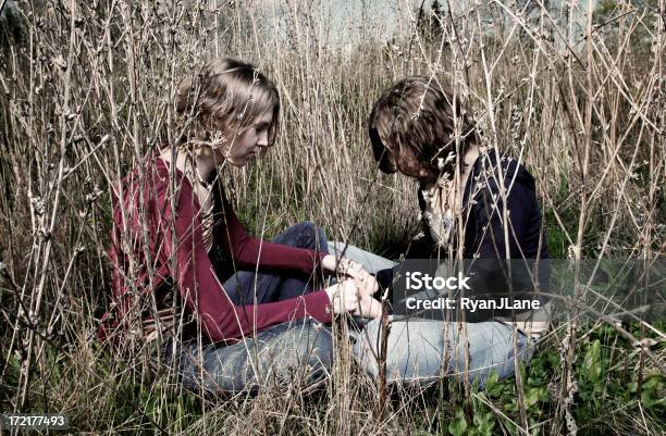 Foto de Dois Jovens Mulher Reza Em Um Campo e mais fotos de stock de Adulto - Adulto, Amizade, Amizade feminina