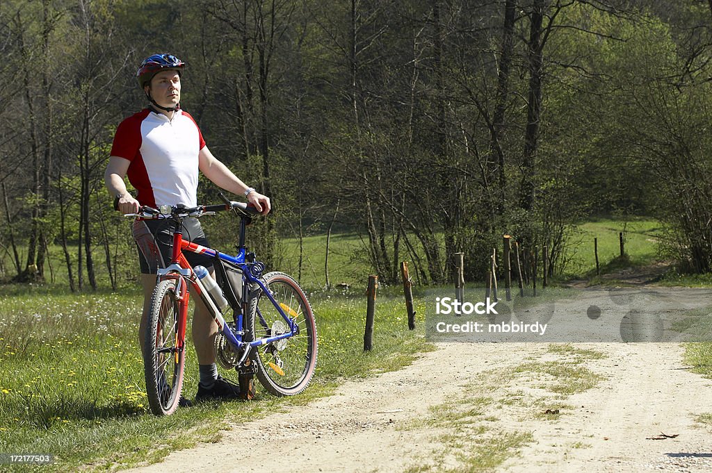 Mountainbiker em bicicleta de montanha na pitoresca sessão - Royalty-free Adulto Foto de stock