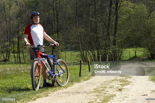 Foto de Mountainbiker De Bicicleta Em Cenários De Fotos e mais fotos de stock de Adulto - Adulto, Artigo de vestuário para cabeça, Atividade