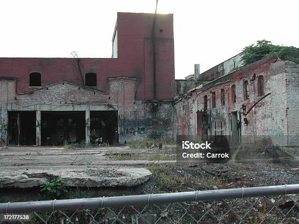 Abandonado Industrial Almacén Foto de stock y más banco de imágenes de Abandonado - Abandonado, Almacén, Arquitectura exterior