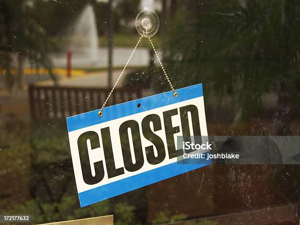 Placa De Closed - Fotografias de stock e mais imagens de Azul - Azul, Branco, Corrente