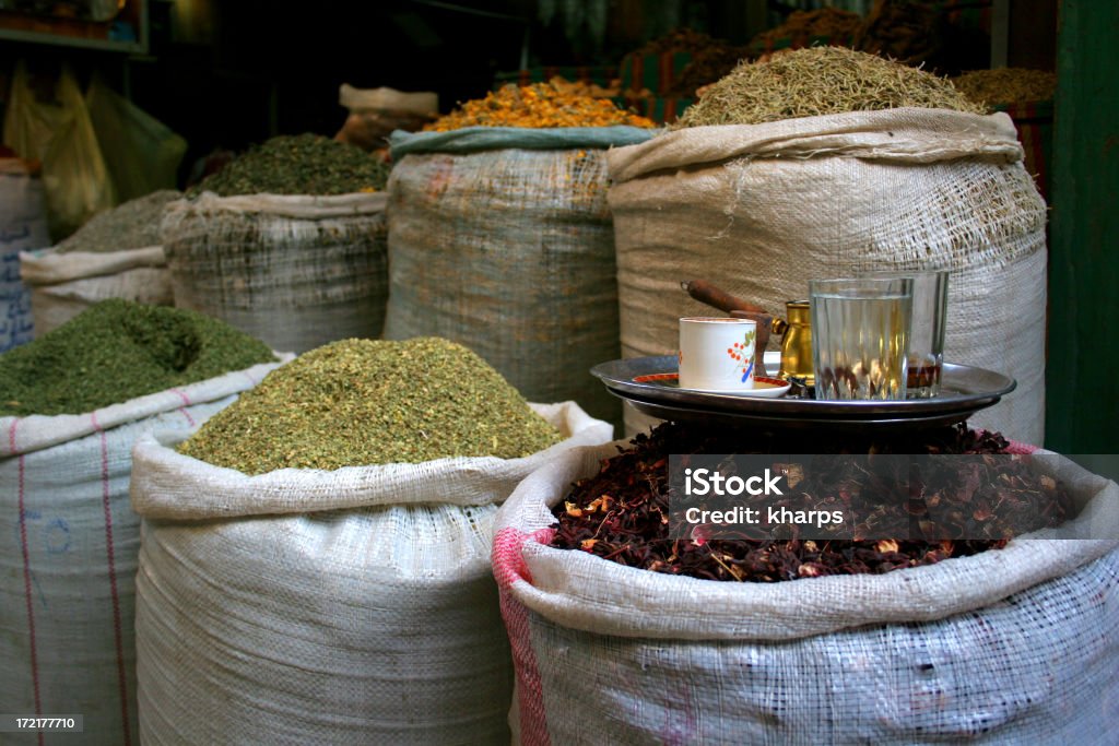 Exóticas especias y una taza de té - Foto de stock de Alimento libre de derechos