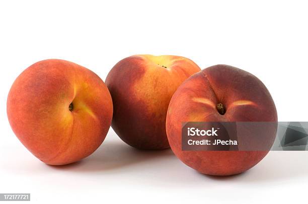 Tre Peaches Primo Piano Sfondo Bianco Orizzontale - Fotografie stock e altre immagini di Alimentazione sana - Alimentazione sana, Bellezza, Cibi e bevande