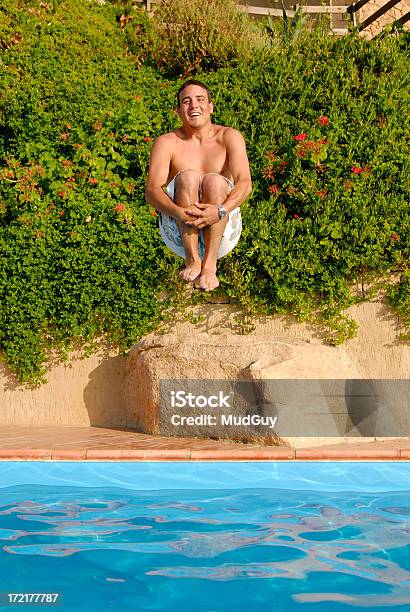 Foto de Cannonball Pule Em Uma Piscina e mais fotos de stock de Adulto - Adulto, Atividade, Atleta