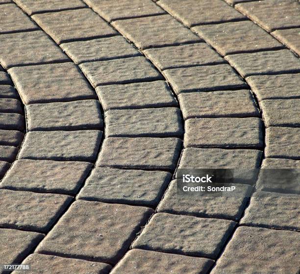 Curva Pavers Foto de stock y más banco de imágenes de Acera - Acera, Aire libre, Ajardinado