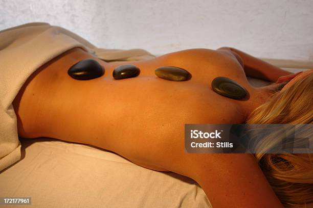 Foto de Terapia Com Pedras No Spa e mais fotos de stock de Adulto - Adulto, Beleza, Costas