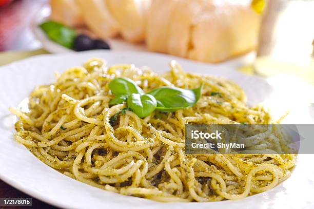 Spaghetti Mit Pesto Stockfoto und mehr Bilder von Nudeln - Nudeln, Teller, Backen