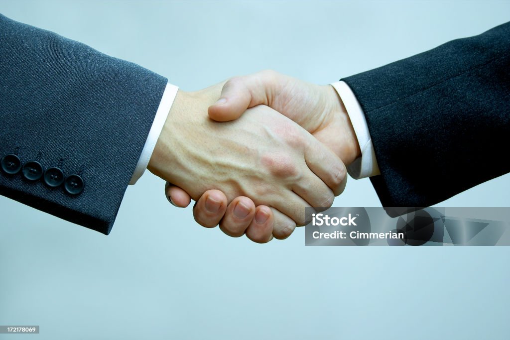 握手をするビジネスマン - よそいきの服のロイヤリティフリーストックフォト