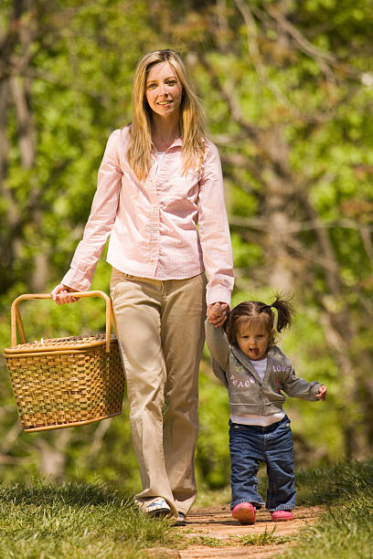 mãe e filha ir para um piquenique - handcarves nature sports and fitness people imagens e fotografias de stock