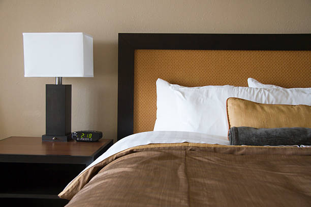 lampu dengan warna persegi putih dan tempat tidur dalam warna coklat dan putih - selimut seprai foto potret stok, foto, & gambar bebas royalti