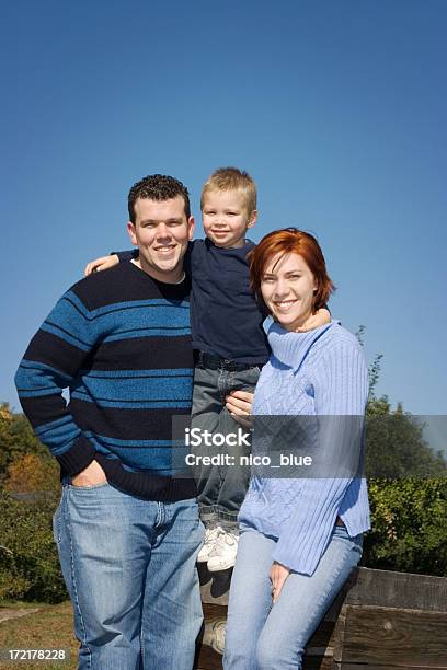 Famiglia Giovane - Fotografie stock e altre immagini di Abbigliamento casual - Abbigliamento casual, Adulto, Affettuoso