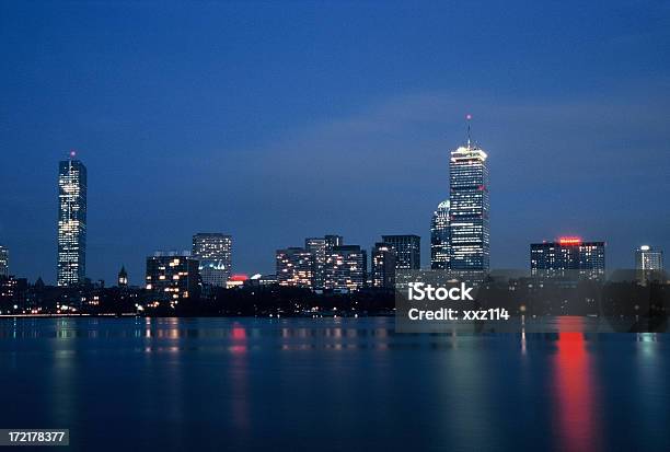 보스턴 스카이라인의 밤-하루 시간대에 대한 스톡 사진 및 기타 이미지 - 밤-하루 시간대, 보스턴-매사추세츠, 창문 너머로 봄