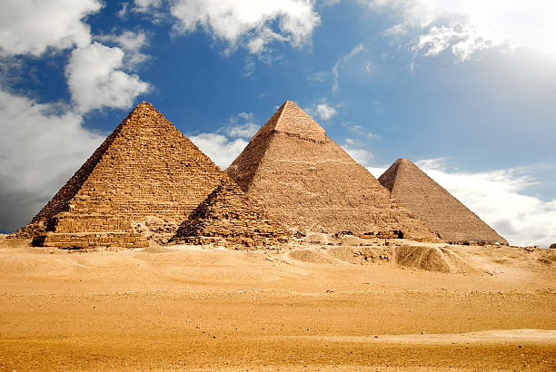 egiptología - giza pyramids egypt pyramid giza fotografías e imágenes de stock