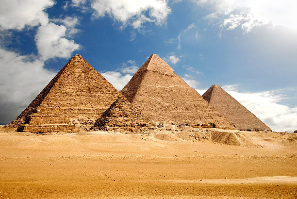 египтологии - pyramid of chephren стоковые фото и изображения
