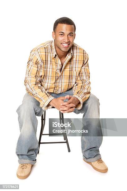 Casual Homem Sentado - Fotografias de stock e mais imagens de Homens - Homens, Sentar-se, Afro-americano