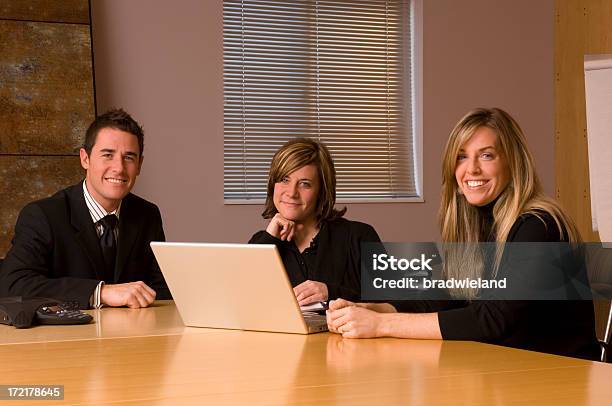 Businessteam Stockfoto und mehr Bilder von Arbeiten - Arbeiten, Arbeitskollege, Arbeitsstätten