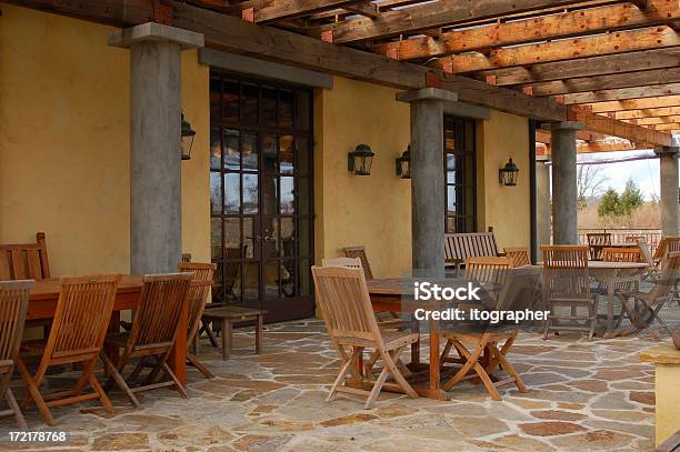 Patio Stile Spagnolo - Fotografie stock e altre immagini di Legno - Legno, Pranzare, Terrazza in legno