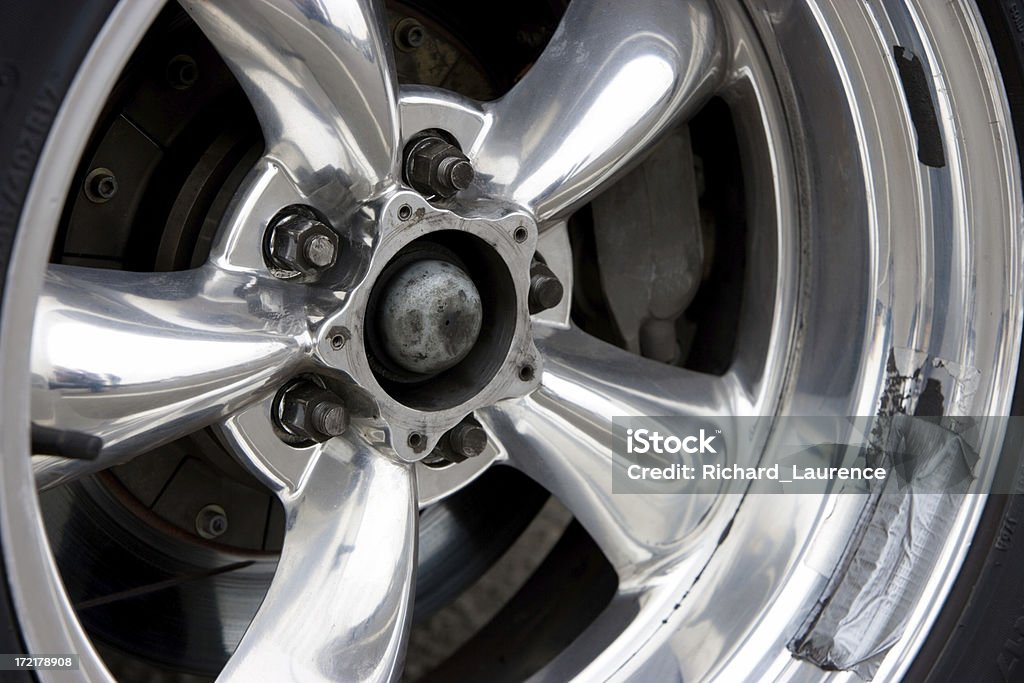 Cerchione in lega in un auto da corsa - Foto stock royalty-free di Automobile da corsa