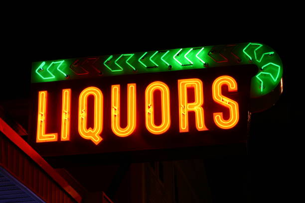 istock Liquors Sign 172179200