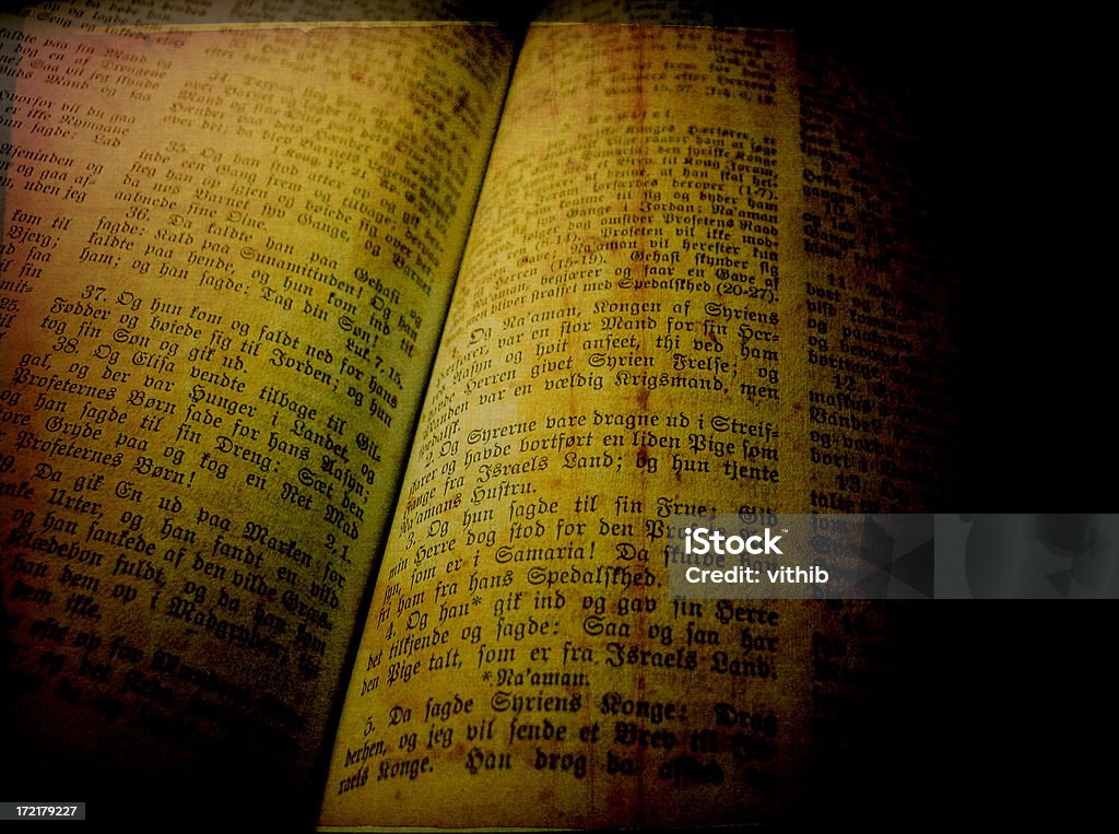 Bible avec caractères gothiques et grunge texture - Photo de Antique libre de droits