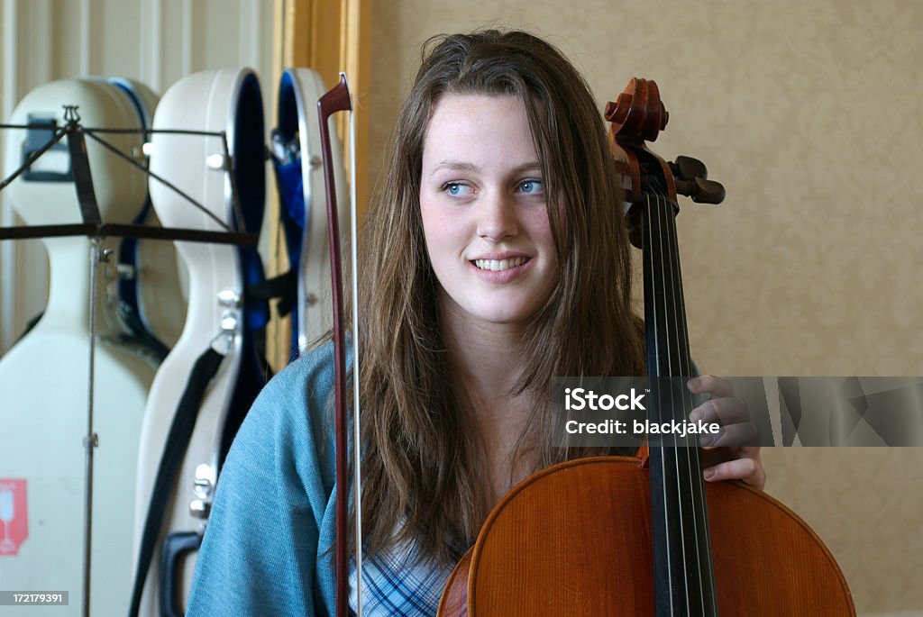 Jeunes violoncelliste 2 - Photo de Adolescent libre de droits
