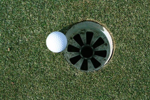 pelota de golf está cerca. - near miss” fotografías e imágenes de stock