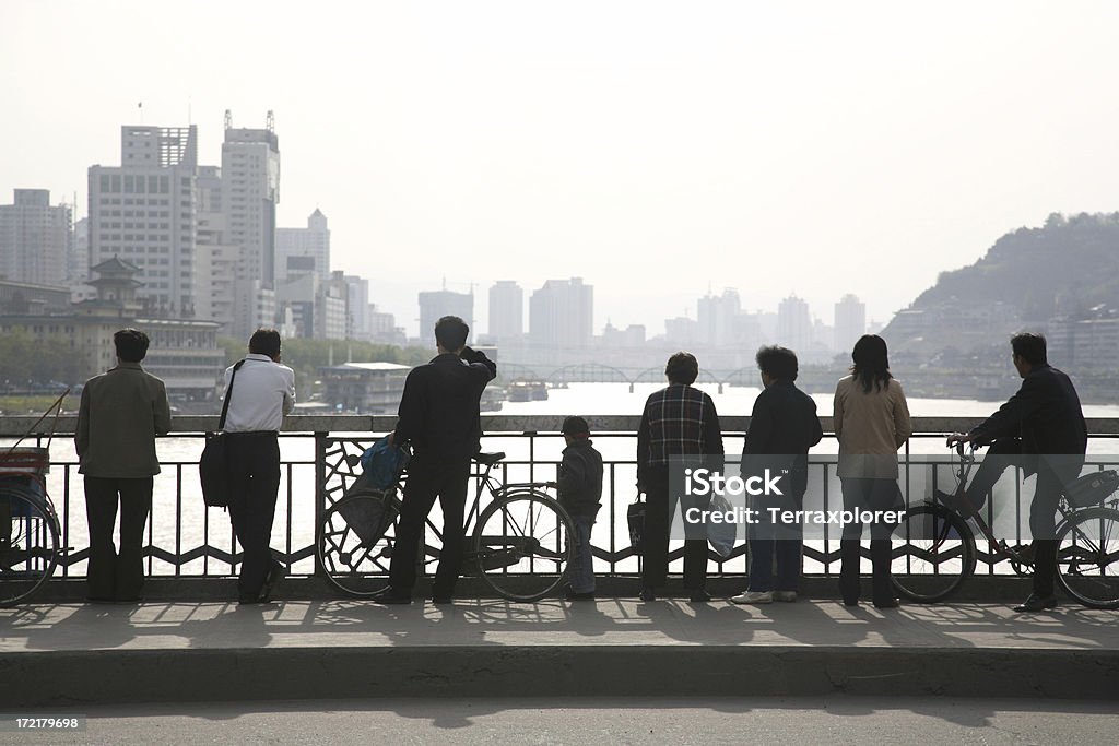 Silueta de personas en el puente al atardecer - Foto de stock de Adulto libre de derechos