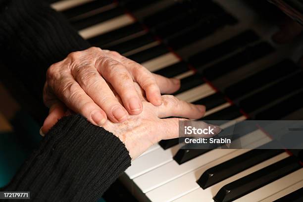 Schmerzende Hände Stockfoto und mehr Bilder von Großmutter - Großmutter, Klavier, Arthritis