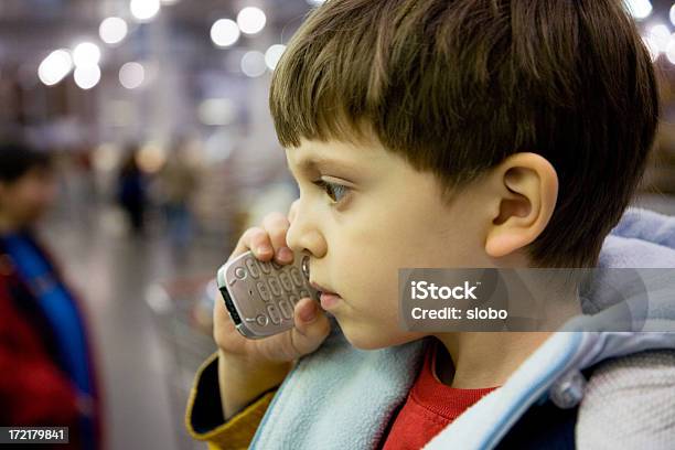 Jovem Telemóvel Utilizador - Fotografias de stock e mais imagens de A usar um telefone - A usar um telefone, Aluno de Jardim de Infância, Comunicação