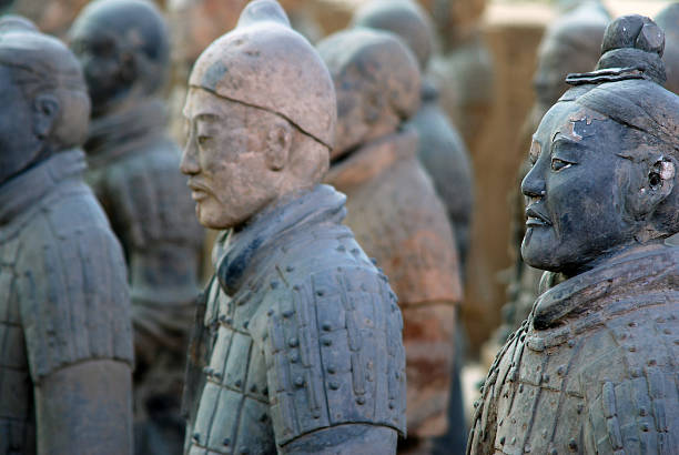 guerrieri di terracotta - terracotta soldiers chinese ethnicity warrior xian foto e immagini stock