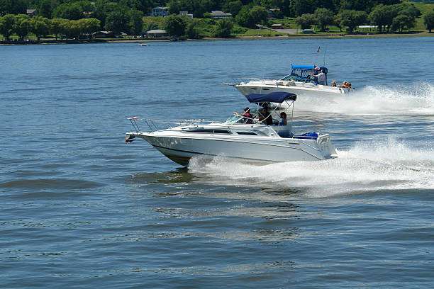 passer hors-bord - motorboat nautical vessel speedboat lake photos et images de collection