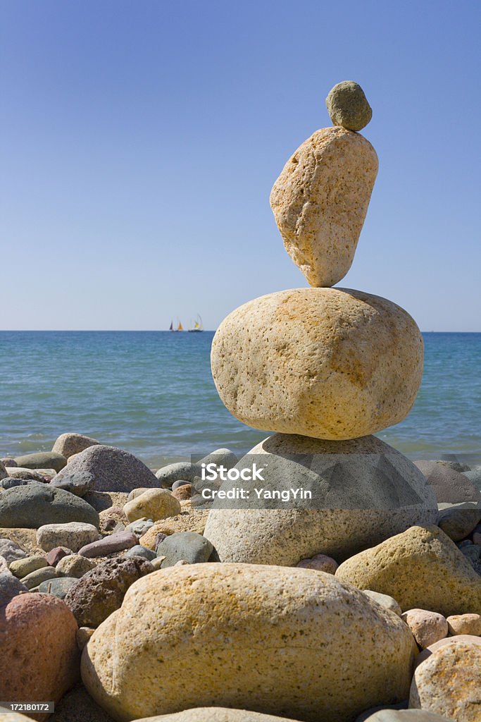 Plage de galets Zen de pierres empilées et équilibré au bord de la piscine au Water's Edge - Photo de Amérique latine libre de droits