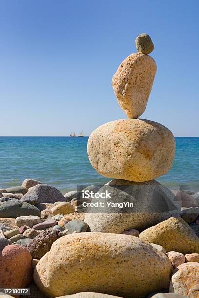 Photo libre de droit de Plage De Galets Zen De Pierres Empilées Et Équilibré Au Bord De La Piscine Au Waters Edge banque d'images et plus d'images libres de droit de Amérique latine