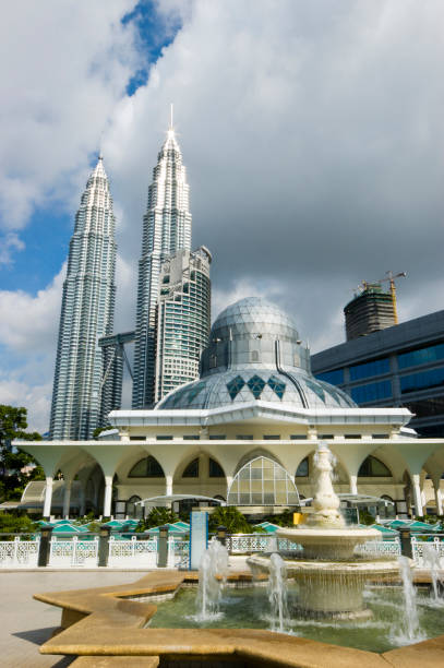 istock Asy-Syakirin Mosque with Petronas Towers 172180190