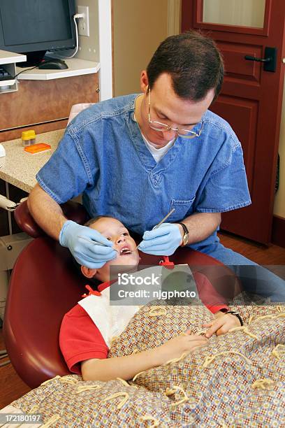 Crianças De Dentista 62 - Fotografias de stock e mais imagens de Adulto - Adulto, Assistência, Coberta acolchoada