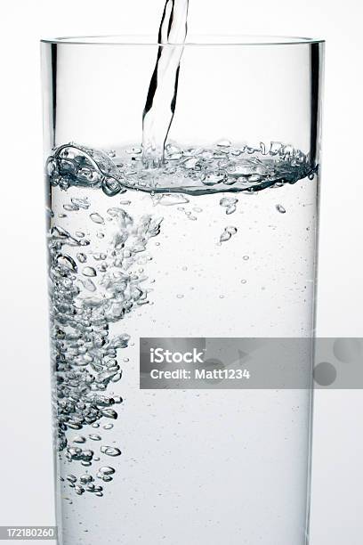 Versare Lacqua - Fotografie stock e altre immagini di Acqua - Acqua, Bicchiere, Elevato