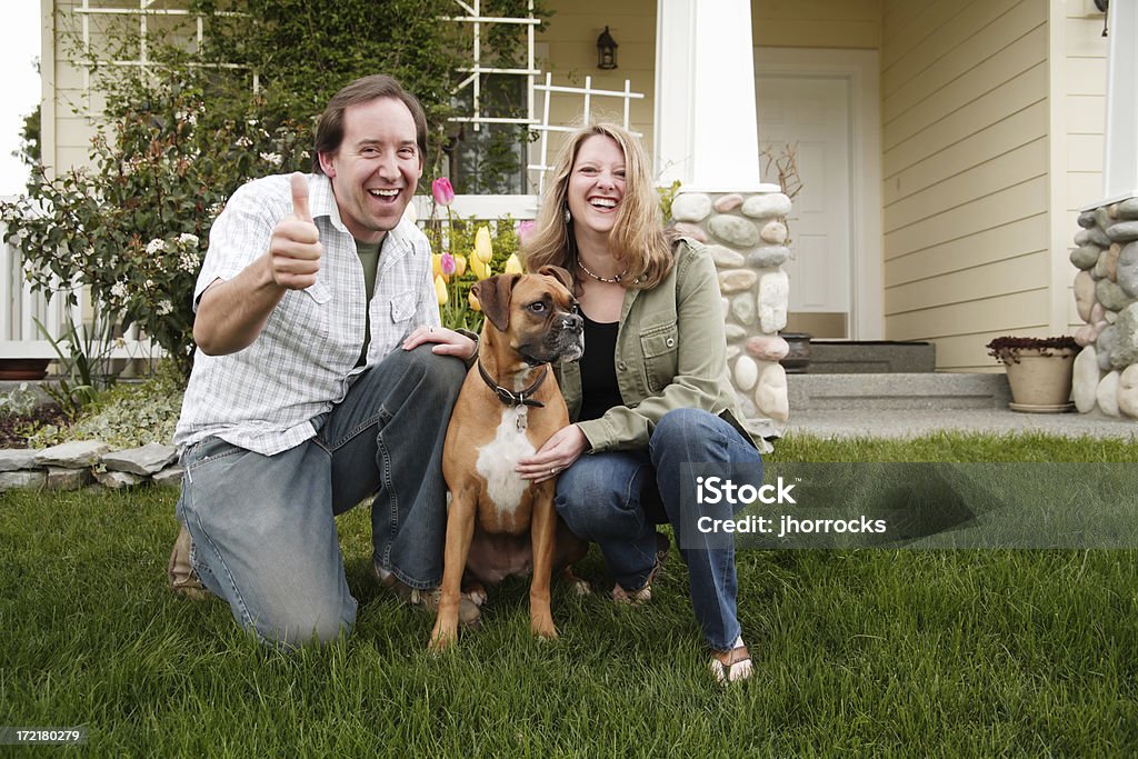 Feliz pareja en casa con perro - Foto de stock de Acuerdo libre de derechos