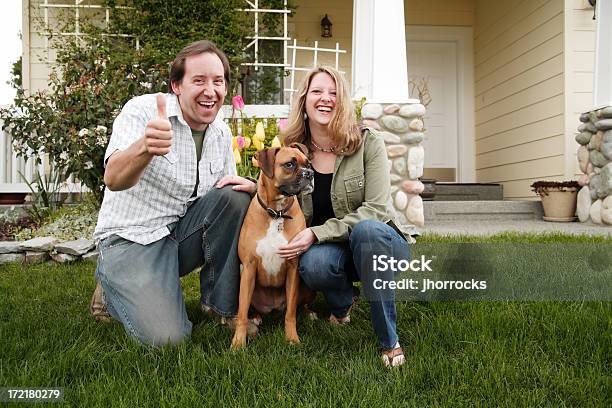 Feliz Pareja En Casa Con Perro Foto de stock y más banco de imágenes de Acuerdo - Acuerdo, Adulto, Adulto joven