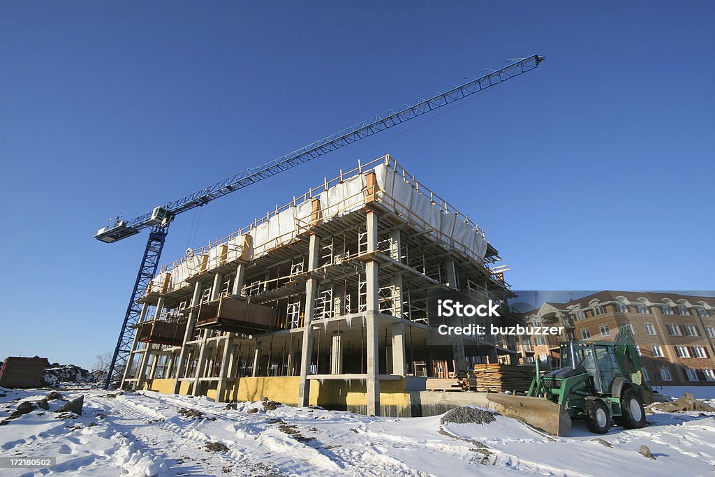 Chantier de Construction et grues en hiver - Photo de Chantier de construction libre de droits