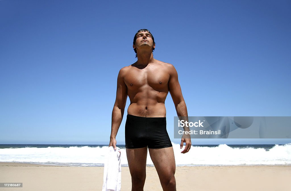 セクシーな男のビーチ - 30代の男性のロイヤリティフリーストックフォト