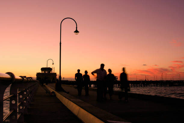 st kilda pier pôr-do-sol - melbourne tourist people traveling women - fotografias e filmes do acervo