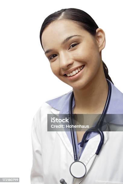 Sonriente Mujer Médico Foto de stock y más banco de imágenes de Abrigo - Abrigo, Accidentes y desastres, Adulto