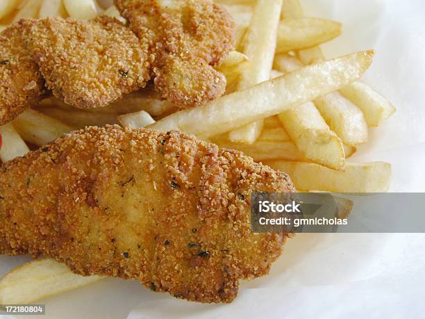 Dedos De Frango E Batatas Fritas - Fotografias de stock e mais imagens de Frango - Frango, Batata Frita - Lanche, Comida